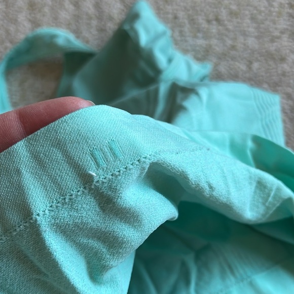 Lululemon tank with shelf bra built in sz 6 - Picture 5 of 7